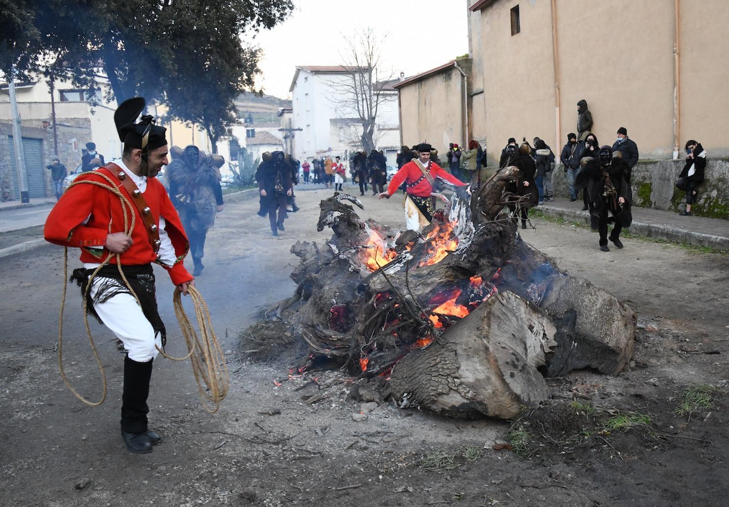 Il falò di Sant'Antonio a Mamoiada (foto Massimo Locci)