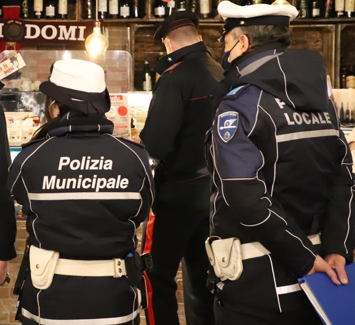 Ristorante aperto multe al titolare e a una decina di clienti