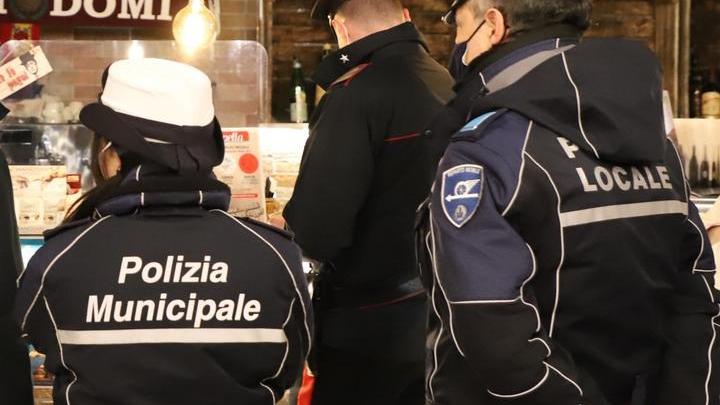 Ristorante aperto multe al titolare e a una decina di clienti
