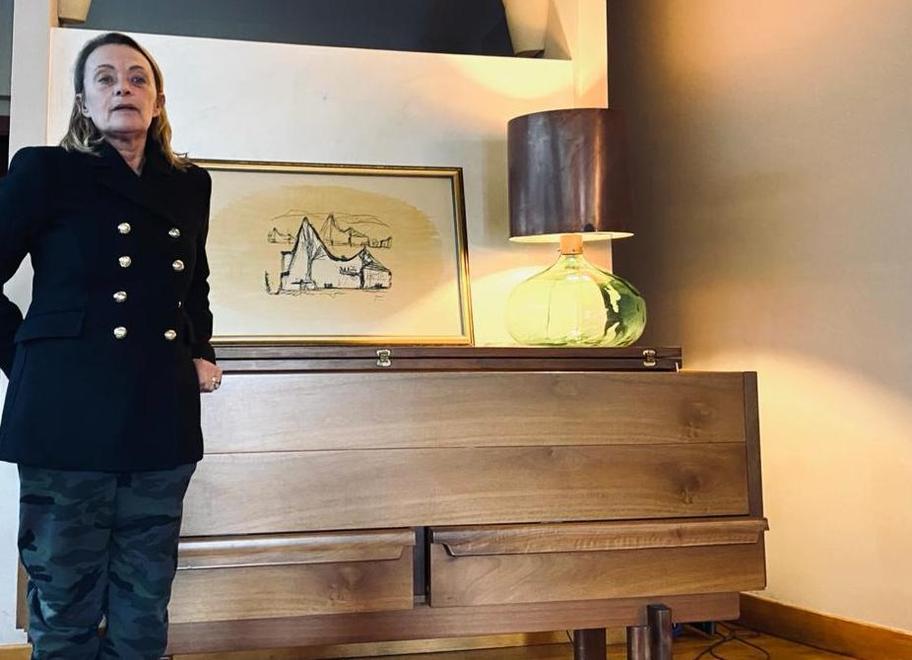 Ilaria Michelucci mostra alcuni mobili della sua casa di Montecatini disegnati dal grande architetto pistoiese Giovanni, che era fratello di suo nonno Renzo