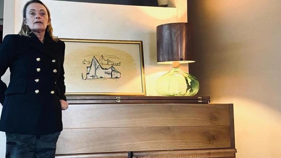 Ilaria Michelucci mostra alcuni mobili della sua casa di Montecatini disegnati dal grande architetto pistoiese Giovanni, che era fratello di suo nonno Renzo
