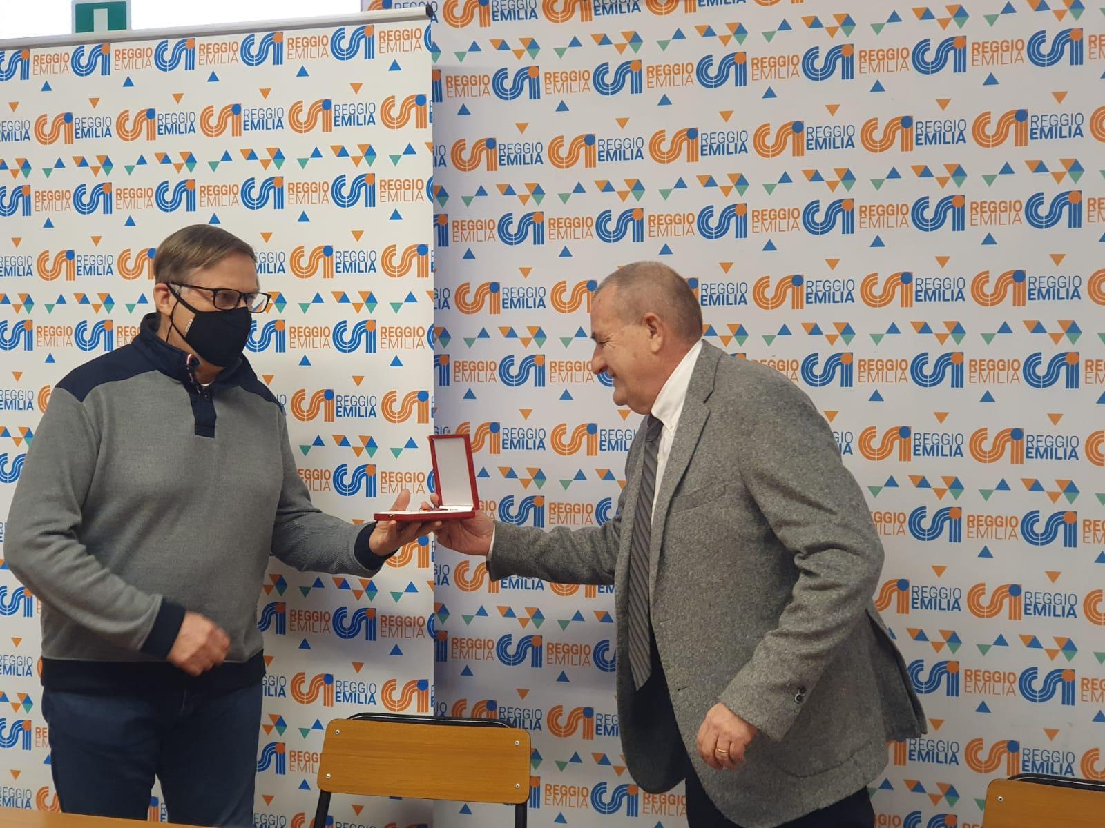 Alessandro Munarini consegna il Discobolo d'oro a Angelo Campani