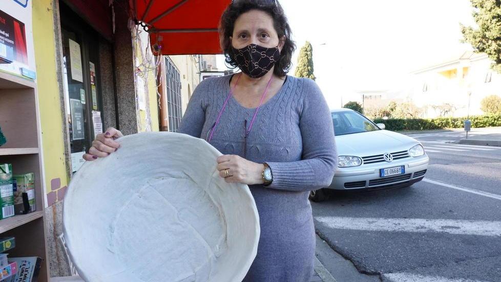 Silvia Barsotti mostra il cesto sospeso (foto Franco Silvi)