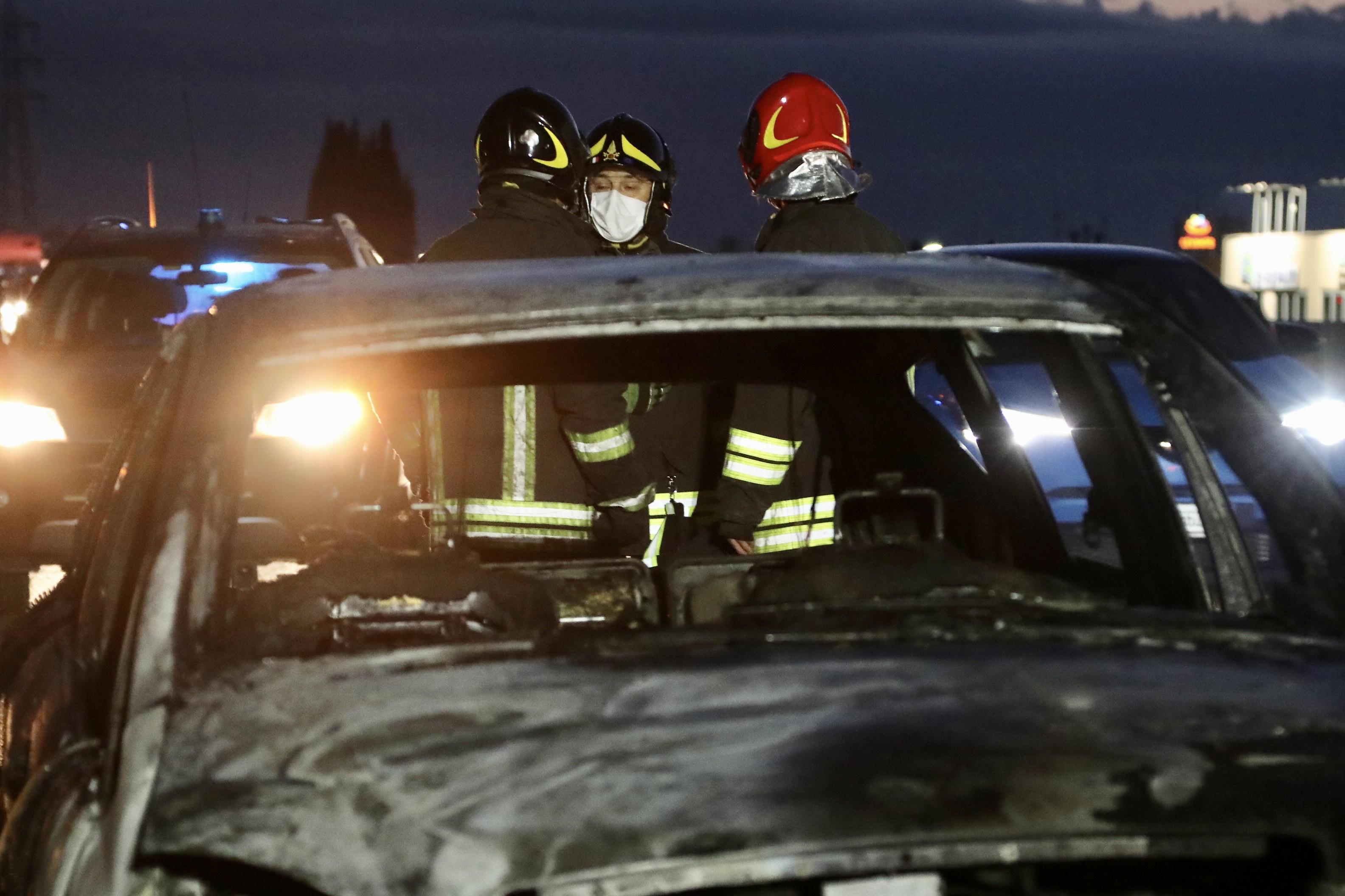 Incidente sulla Variante, auto in fiamme: chiusa la carreggiata in direzione nord  
