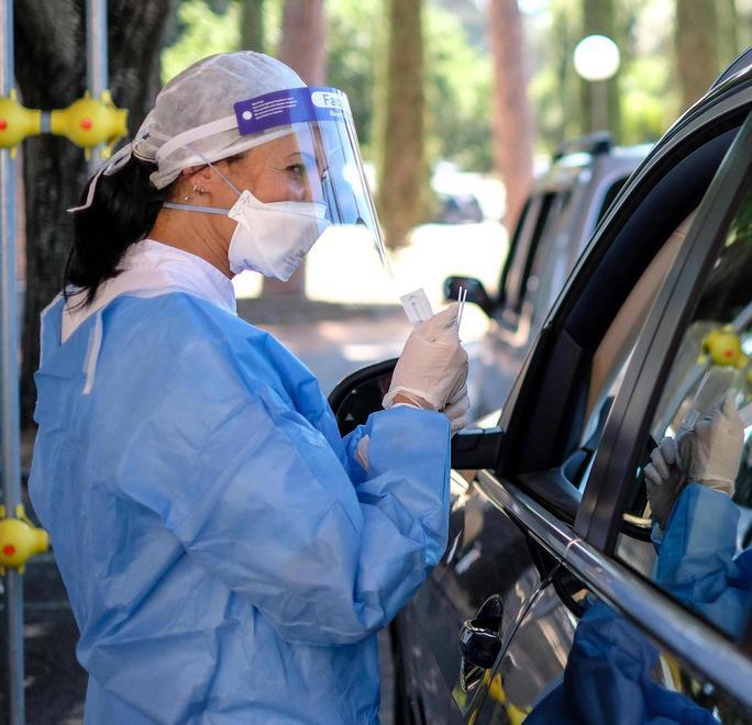 Un tampone Covid eseguito in drive through (foto di repertorio)