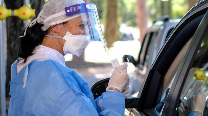 Un tampone Covid eseguito in drive through (foto di repertorio)
