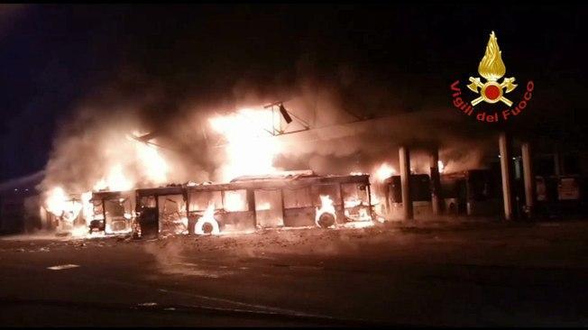 Incendio in deposito Seta a Reggio Emilia, bruciati 15 autobus