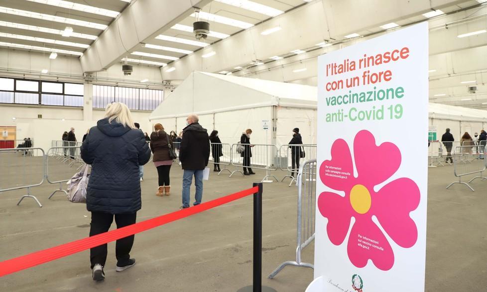 Pfizer ora dimezza le dosi: nuove vaccinazioni sospese 