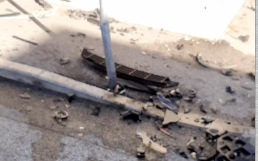 Auto contro un palo in centro