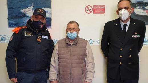 In visita in capitaneria per conoscere chi gli ha salvato la vita