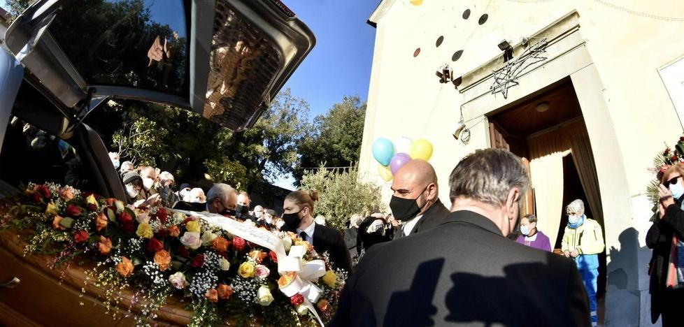 Lacrime e palloncini per ricordare Solange Gli amici: «Uno come te nasce ogni mille anni»