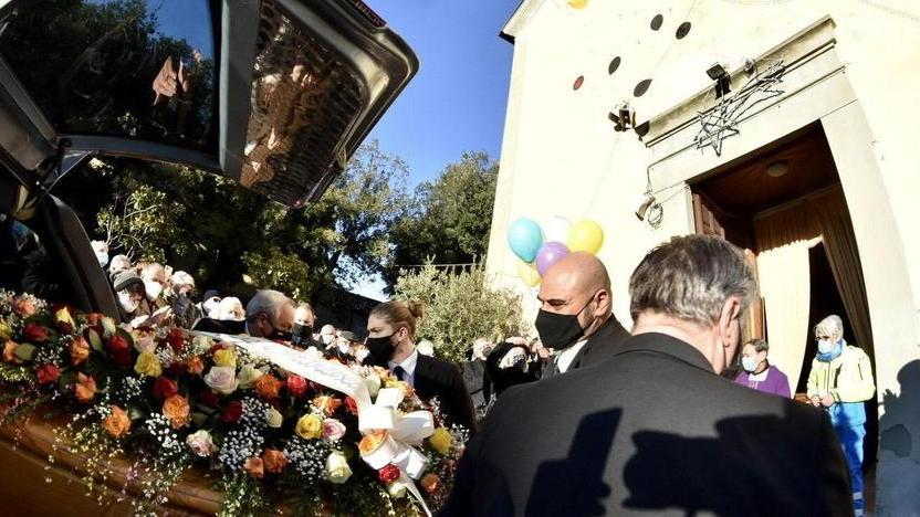 Lacrime e palloncini per ricordare Solange Gli amici: «Uno come te nasce ogni mille anni»