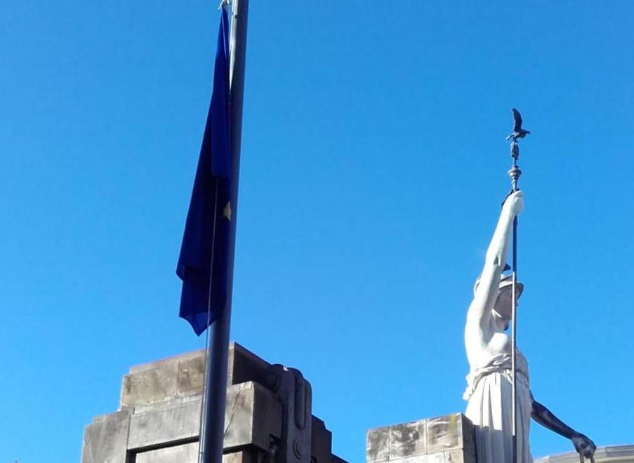 Non solo il tricolore ma la bandiera europea per i Caduti di Cascina