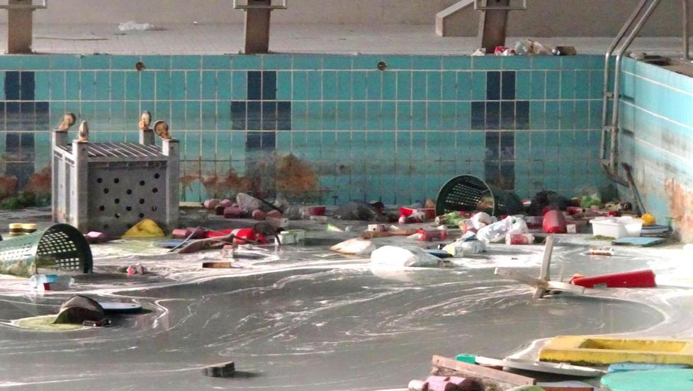 La piscina Fedi è chiusa ma entrarci è facilissimo