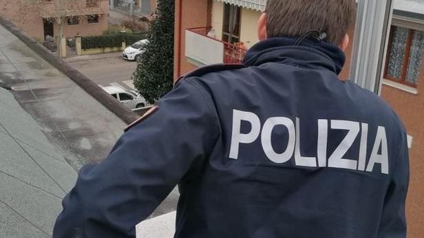Sale sul tetto per suicidarsi I poliziotti salvano un’anziana