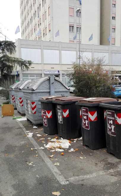 Sporcizia e rifiuti in terra