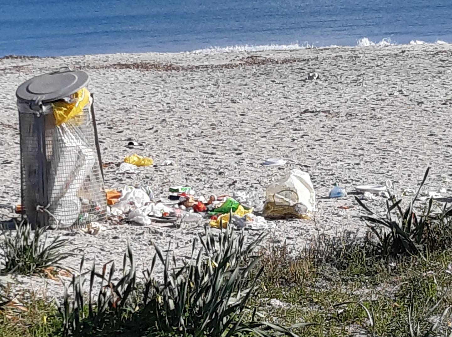 Cumuli di spazzatura in spiaggia a Pittulongu aumentano le proteste
