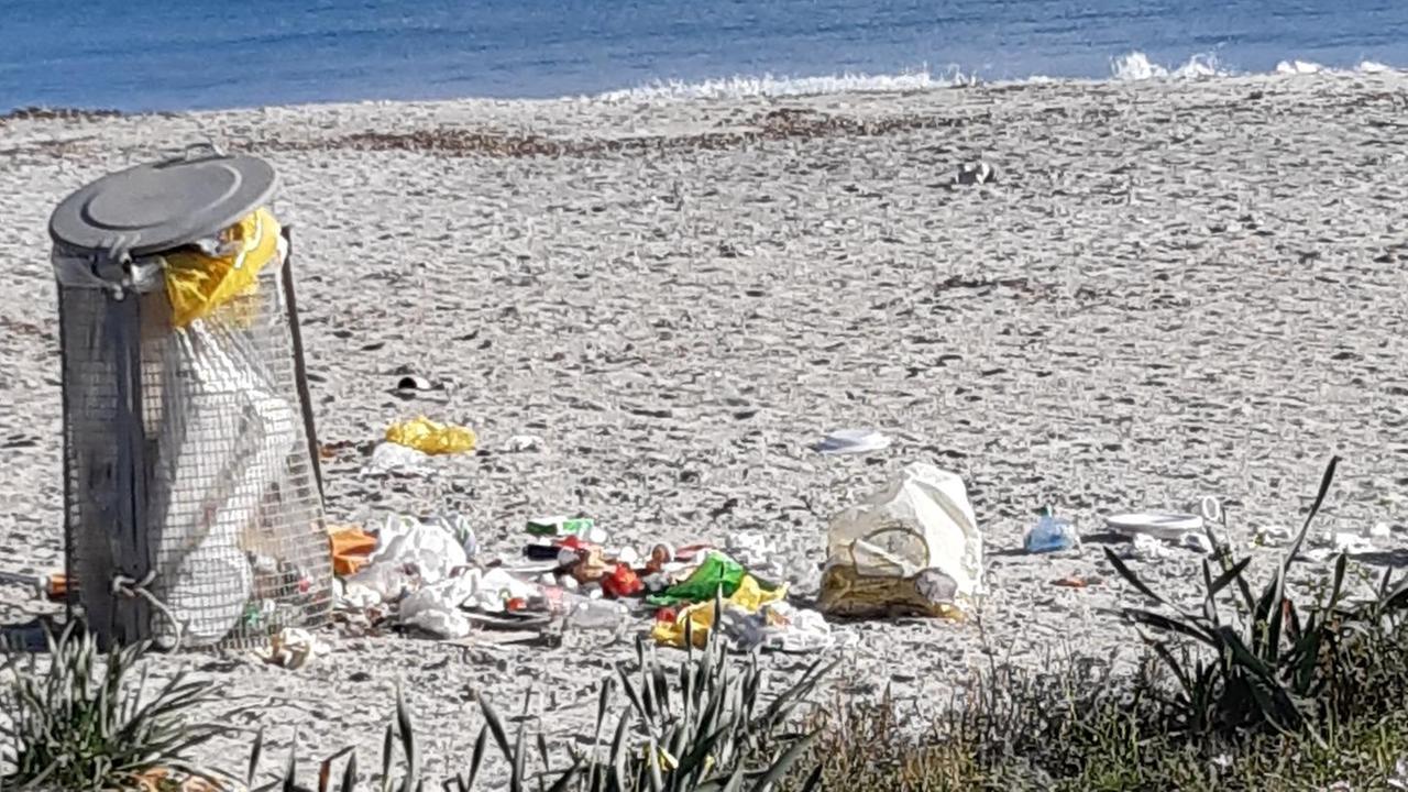 Cumuli di spazzatura in spiaggia a Pittulongu aumentano le proteste