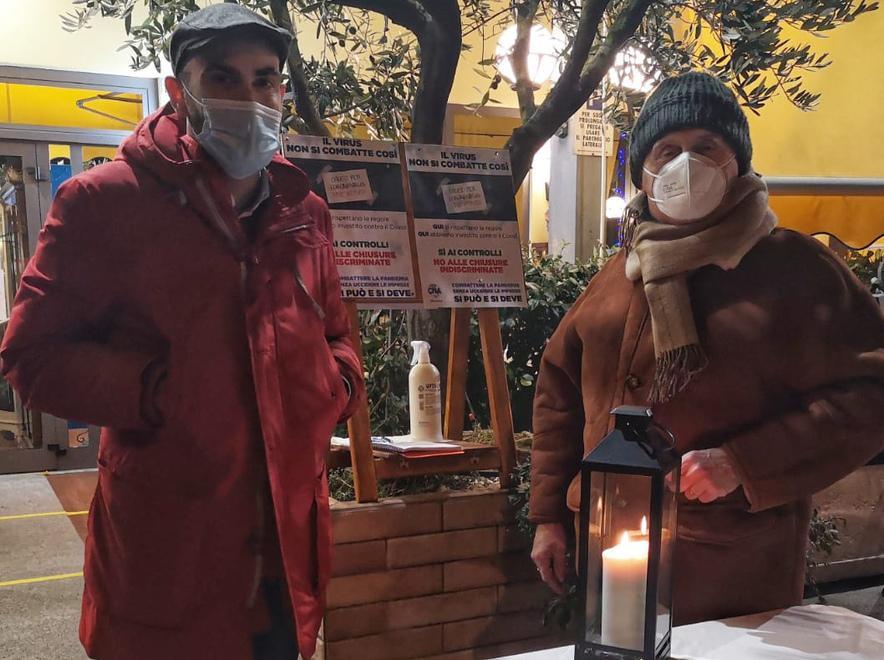 Spilamberto. Evangelista protesta con fair play: tavola con candela all’ingresso 