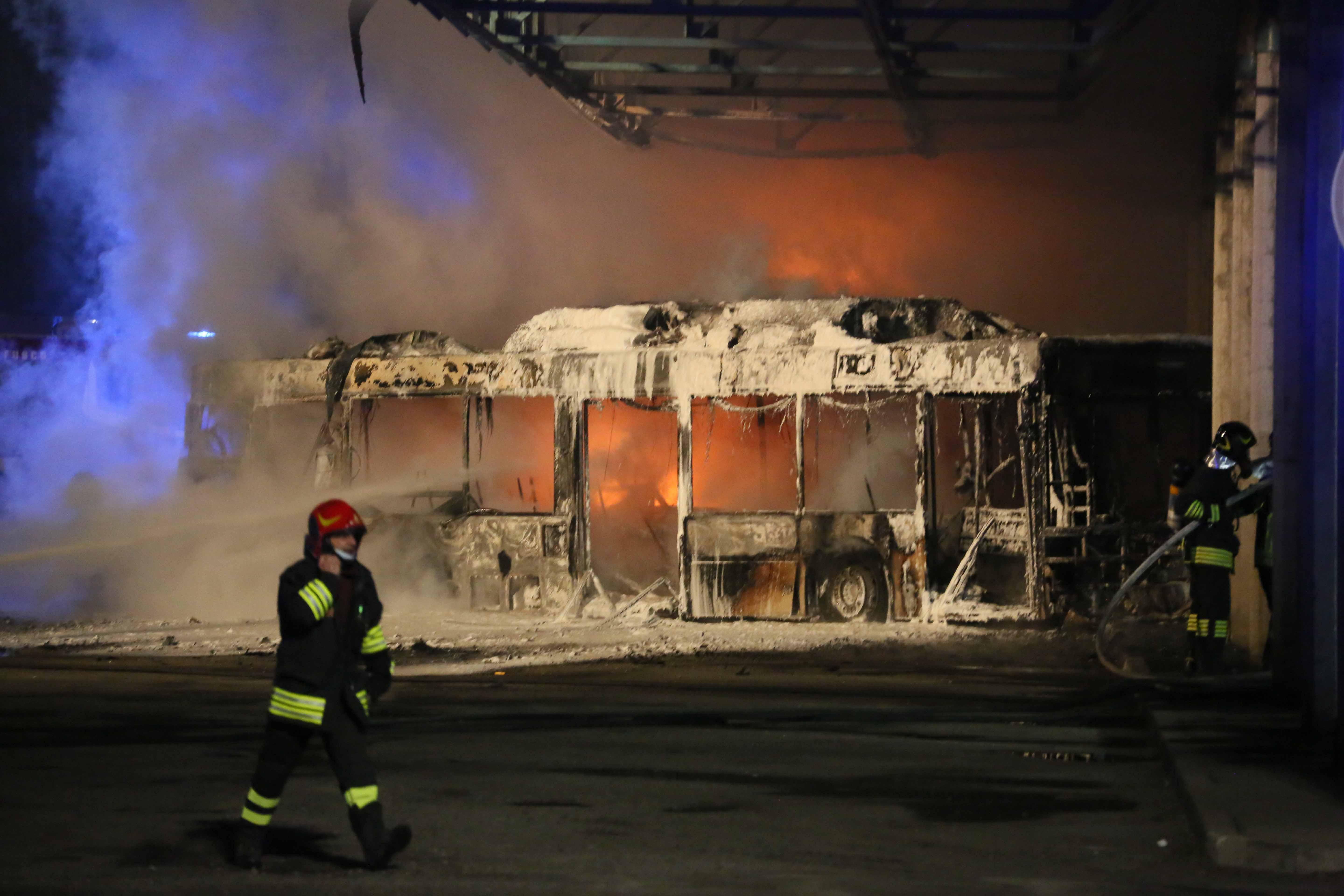 Inferno di fuoco in via Del Chionso: autobus distrutti dalle fiamme. Arrivati i mezzi sostitutivi per le scuole: si indaga sulle cause