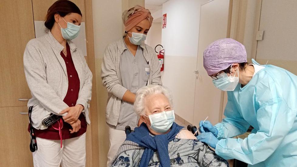 Ferrara, case di riposo: al rush finale il primo ciclo delle vaccinazioni