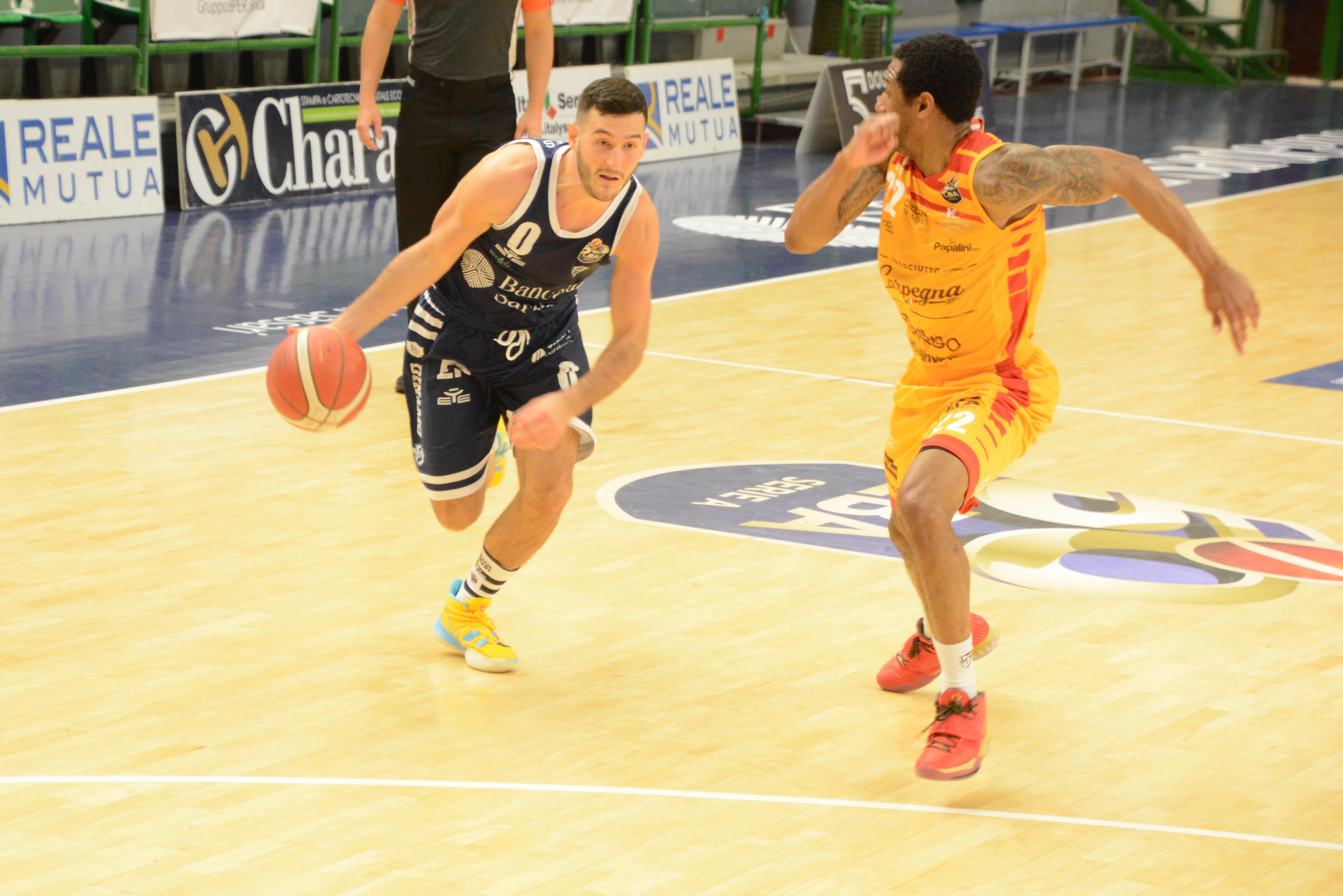 Spissu tenta la penetrazione nella partita contro Pesaro di domenica (foto m.chessa)