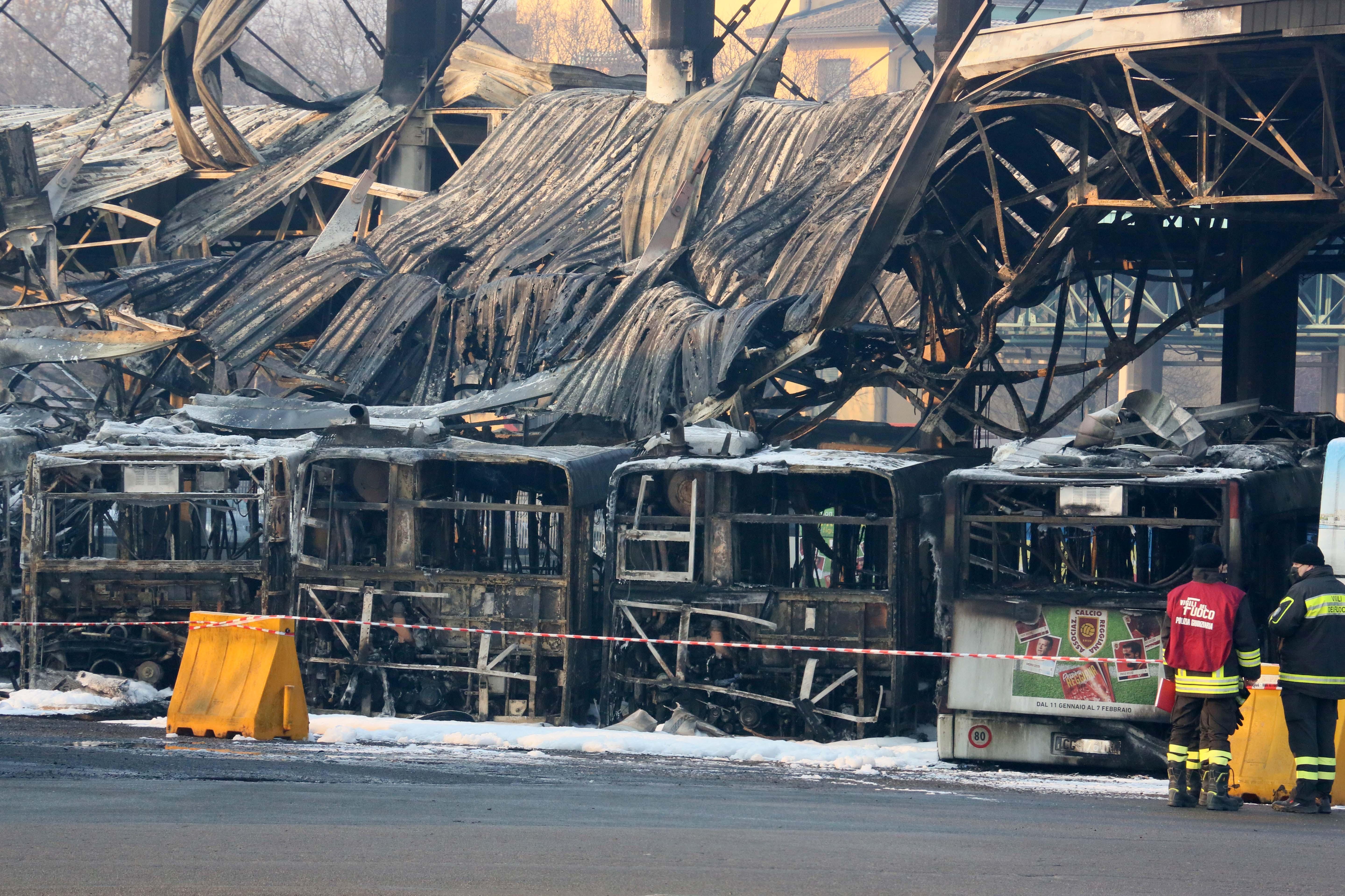 Reggio Emilia, incendio distrugge 13 autobus di Seta: al vaglio i filmati del deposito