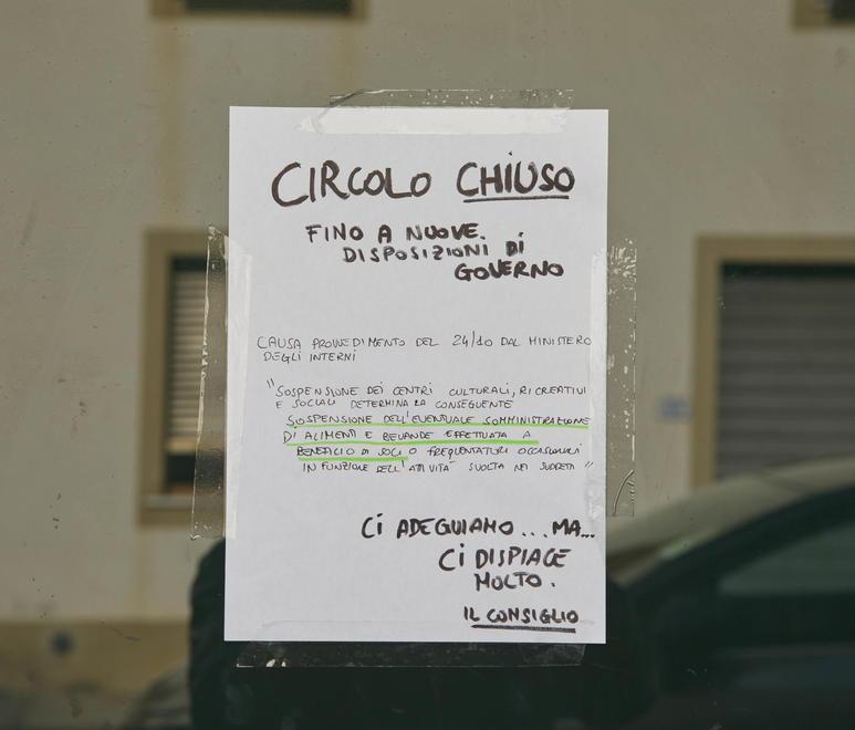 Il cartello appeso fuori dal circolo Arci delle Cascine lo scorso ottobre