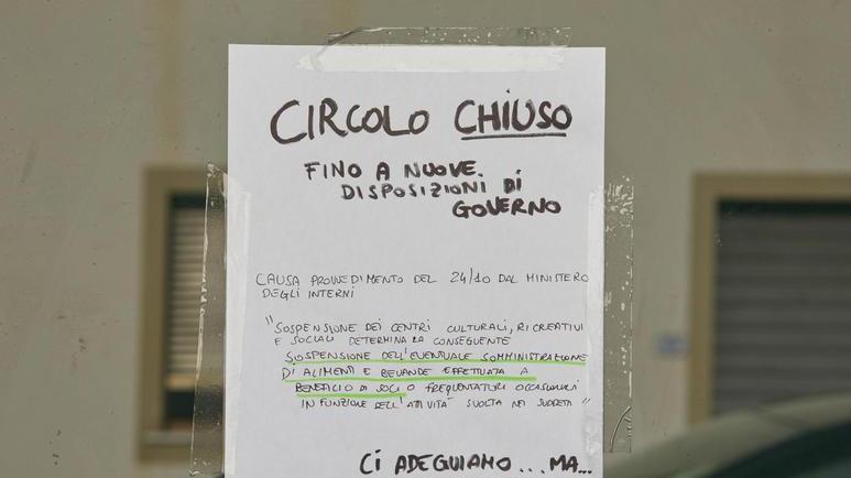 Il cartello appeso fuori dal circolo Arci delle Cascine lo scorso ottobre