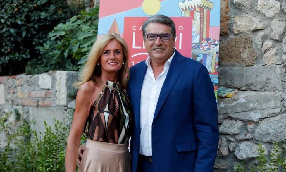Il sindaco di Capalbio, Settimio Bianciardi, con la compagna Isabella a Capalbio libri nel 2019 (foto dal profilo Facebook di Capalbio libri)