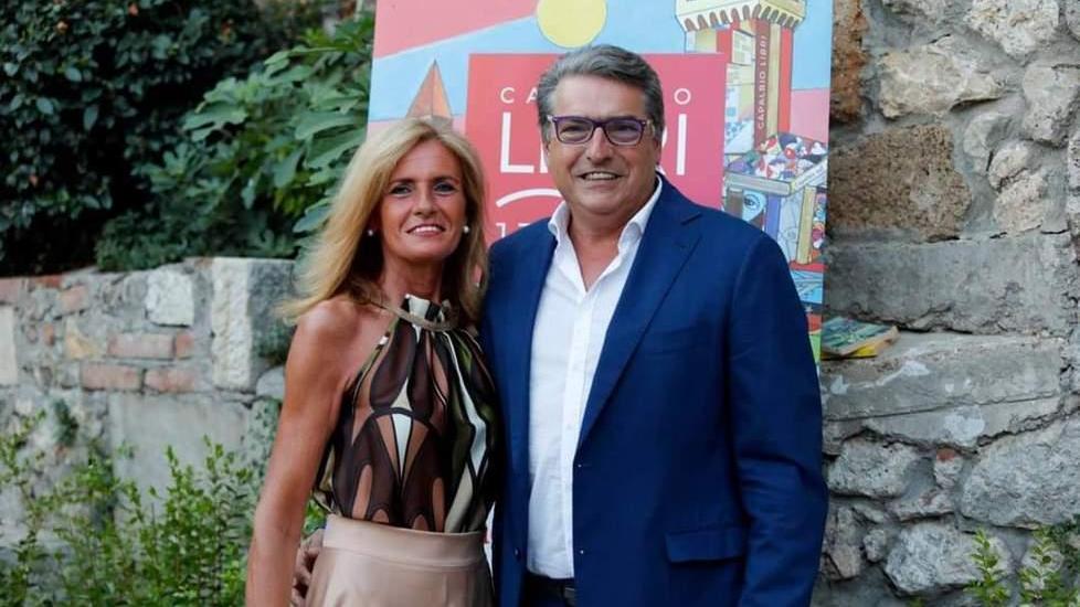Il sindaco di Capalbio, Settimio Bianciardi, con la compagna Isabella a Capalbio libri nel 2019 (foto dal profilo Facebook di Capalbio libri)