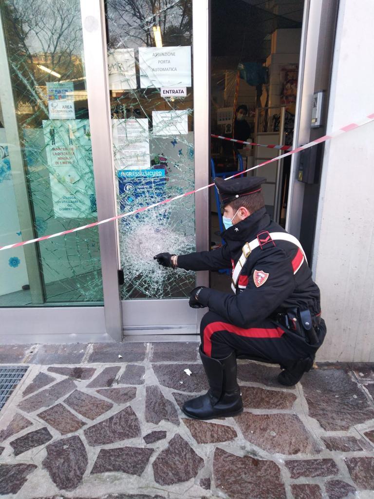 Spaccate a due negozi in via Buon Pastore: preso un sospettato