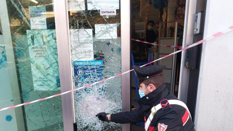 Spaccate a due negozi in via Buon Pastore: preso un sospettato