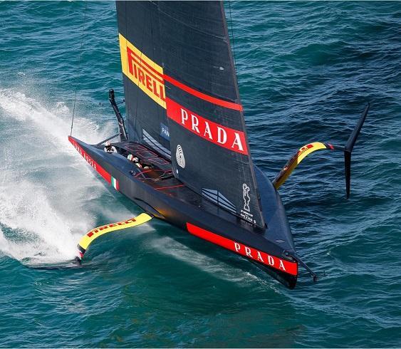 Luna Rossa in azione nelle acque di Auckland