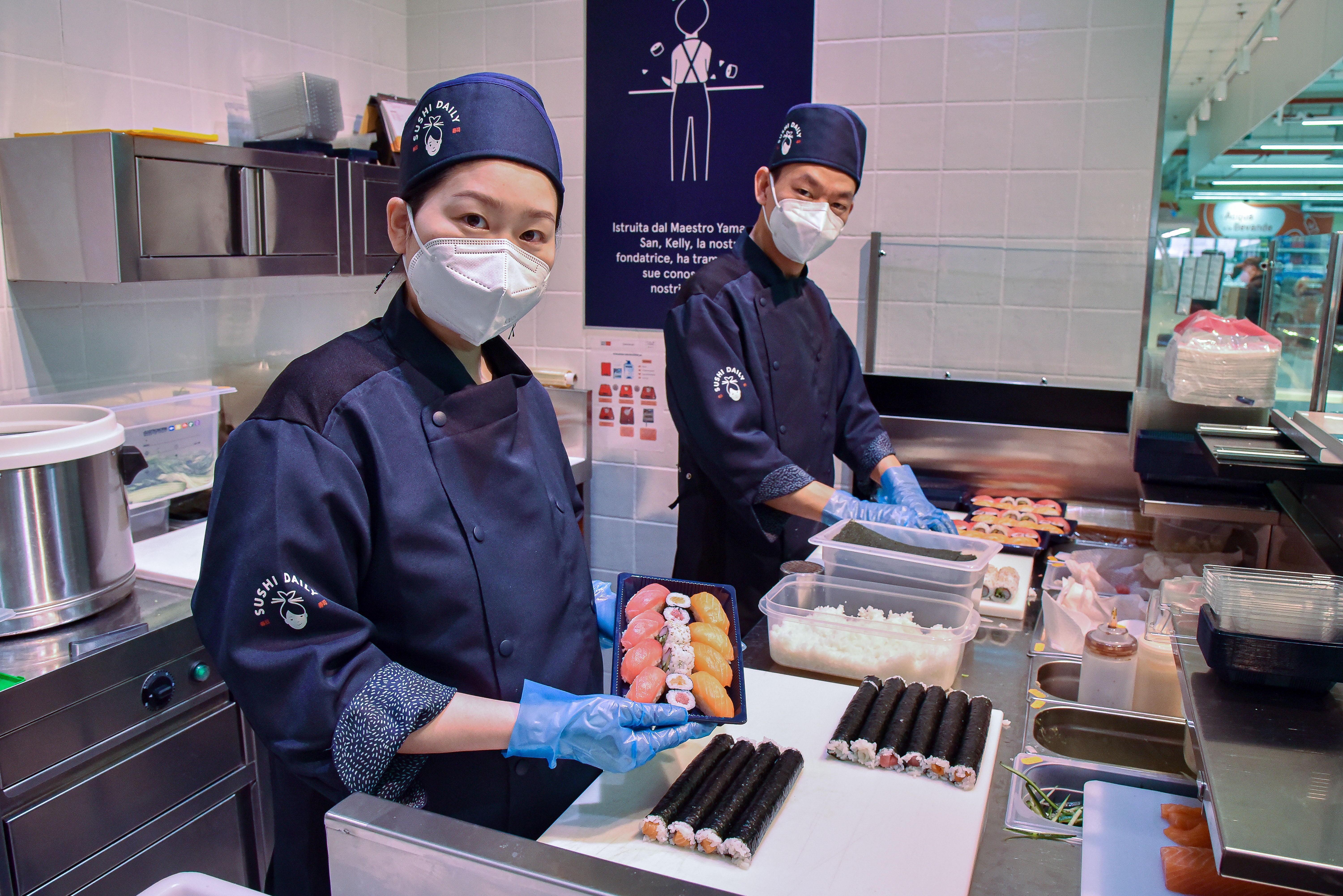 Liang Sai Jin e Li You Hua (in primo piano) alla preparazione del sushi (Foto Agenzia fotografica Bf)