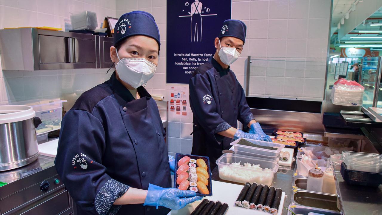 Liang Sai Jin e Li You Hua (in primo piano) alla preparazione del sushi (Foto Agenzia fotografica Bf)