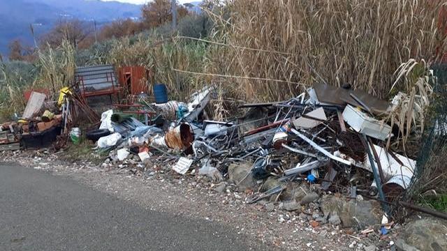 Rifiuti metallici abbandonati a Sofignano