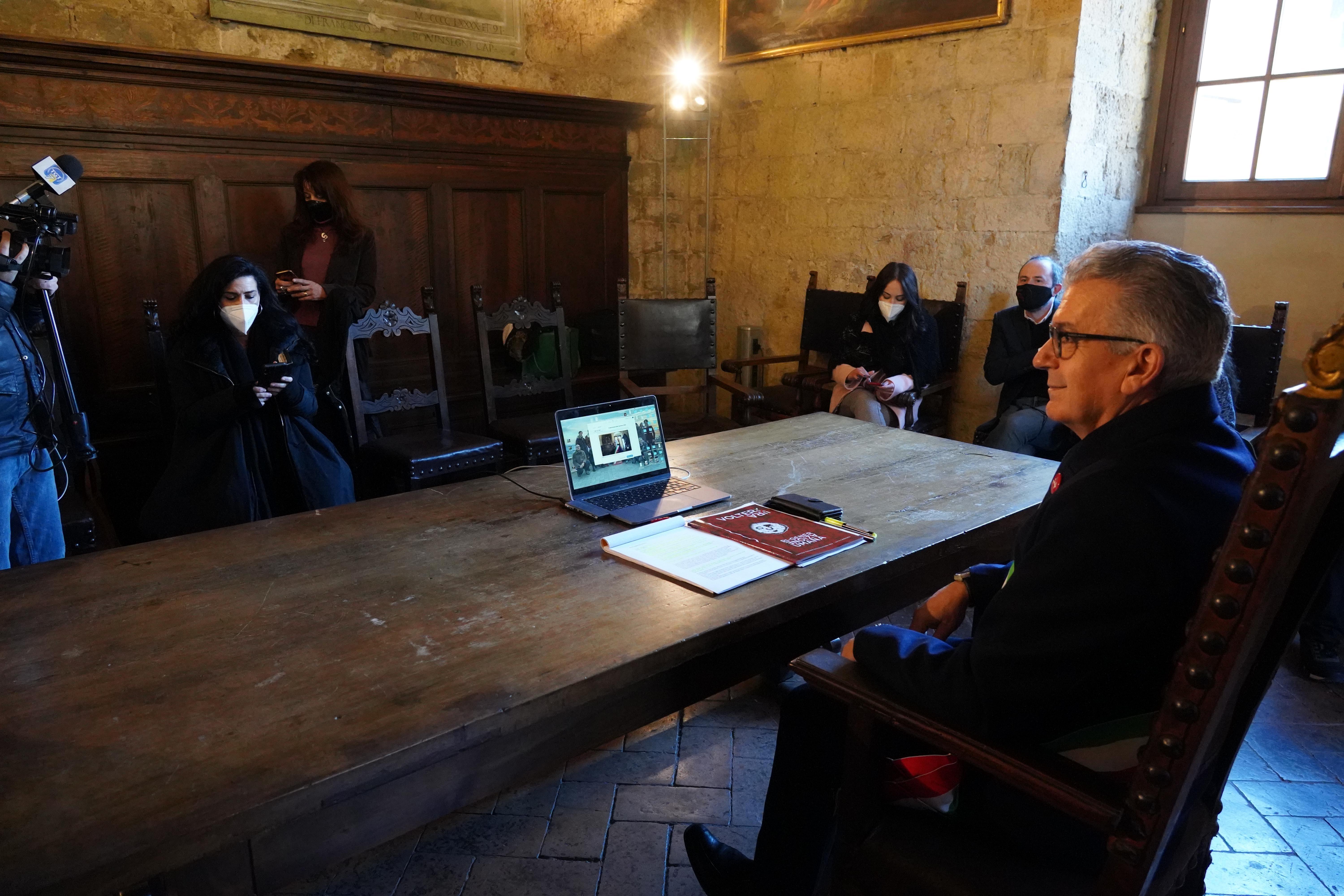 Il sindaco di Volterra Giacomo Santi in collegamento col ministro Dario Franceschini per l'annuncio della città vincitrice di Capitale italiana della cultura 2022 (Foto Franco Silvi)