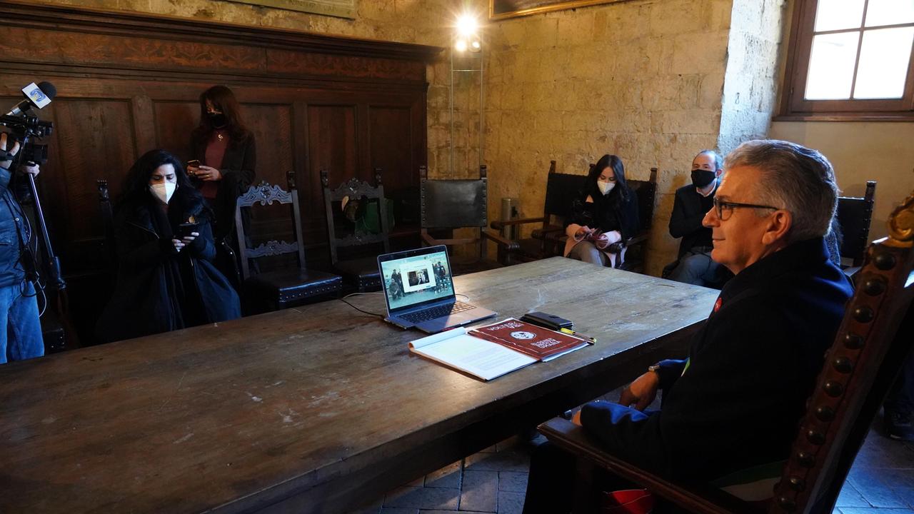 Il sindaco di Volterra Giacomo Santi in collegamento col ministro Dario Franceschini per l'annuncio della città vincitrice di Capitale italiana della cultura 2022 (Foto Franco Silvi)
