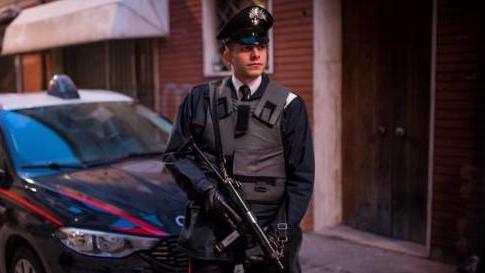 Bondeno, distratto dal venditore non vede il ladro che entra in casa