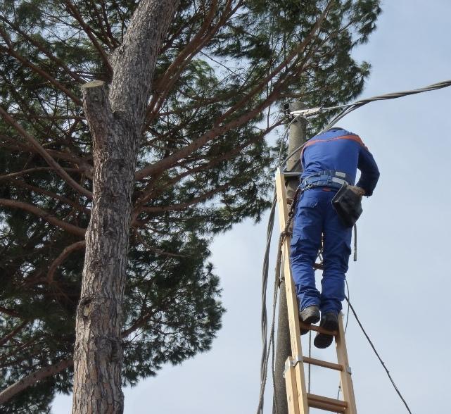 Il team dei tecnici al lavoro la notte: «Ridiamo la luce se l’Elba è al buio» 