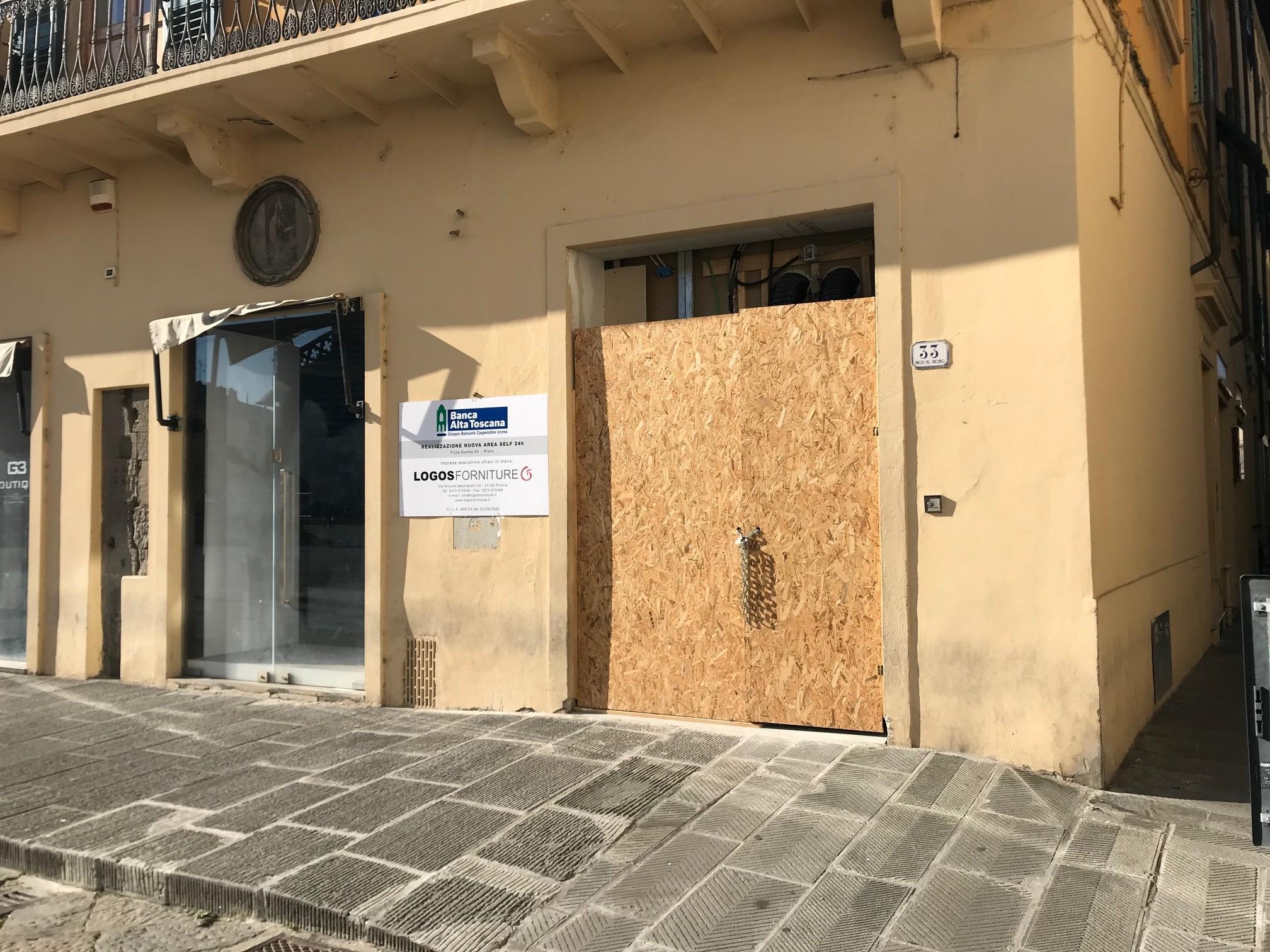 Lo sportello bancomat della Banca Alta Toscana (foto Batavia)
