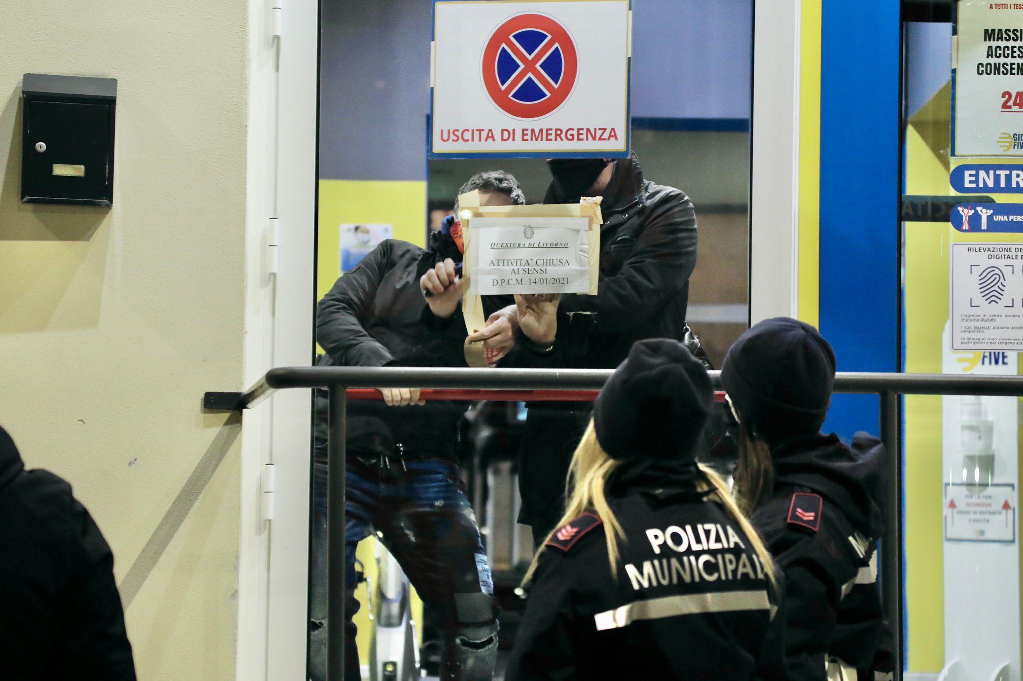 Il cartello di chiusura di cinque giorni della palestra (foto Dario Marzi)