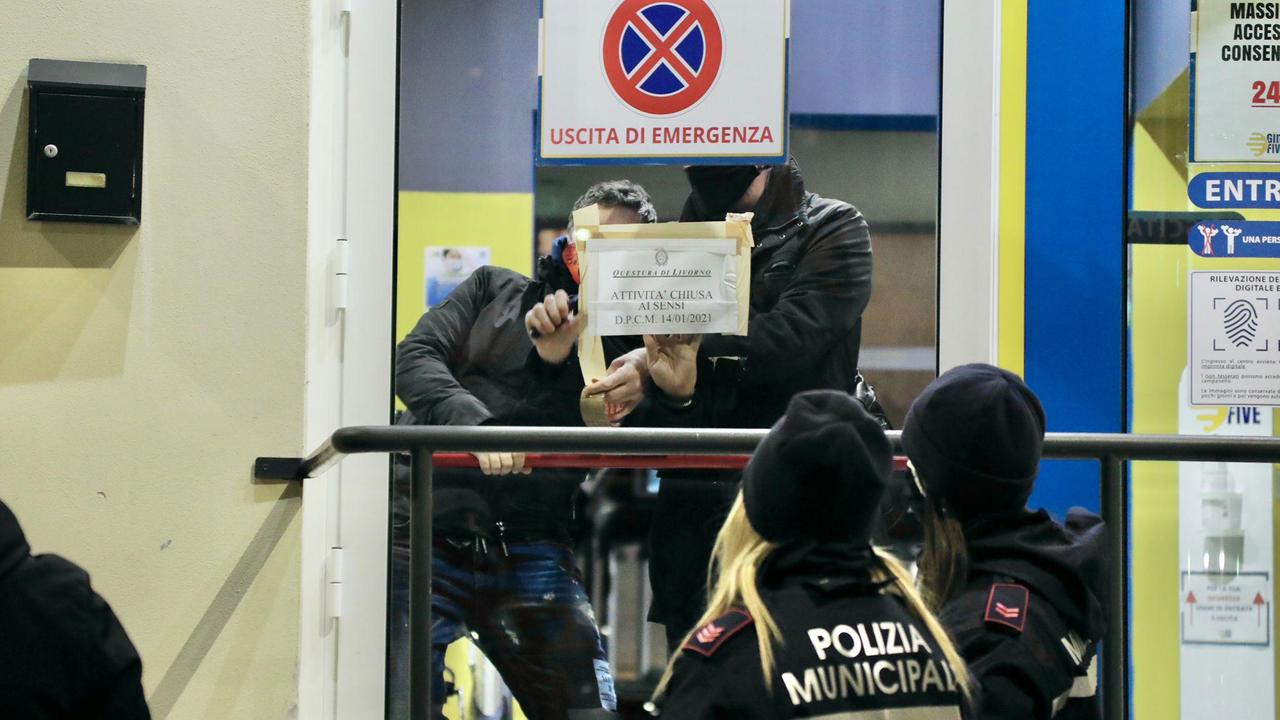 Il cartello di chiusura di cinque giorni della palestra (foto Dario Marzi)