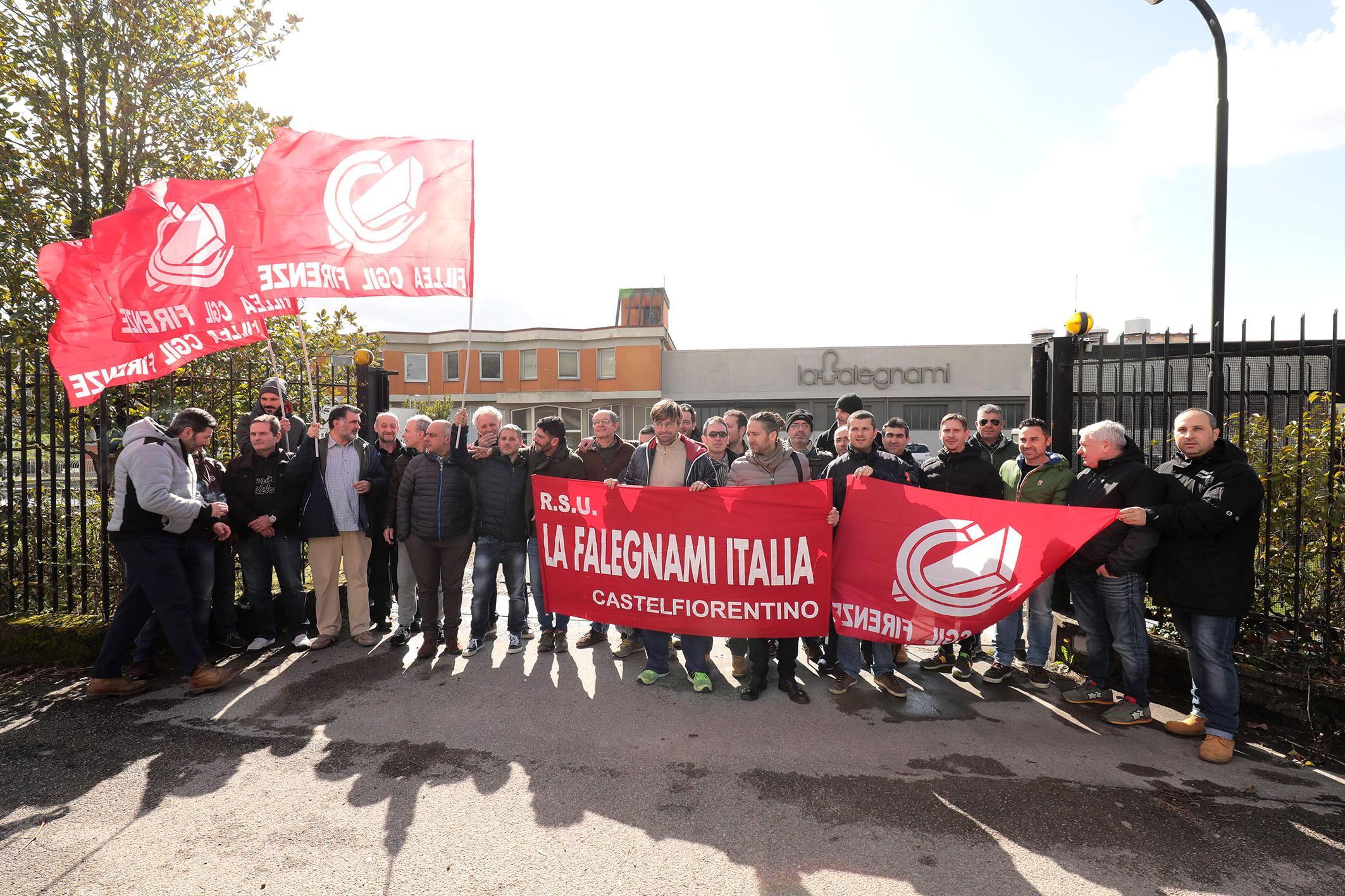 Una manifestazione dei lavoratori davanti alla sede dello stabilimento "La Falegnami" (foto archivio)