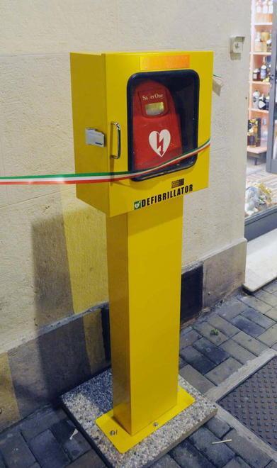 Niente defibrillatori, l’ombra del furto per quello installato in piazza Gramsci 