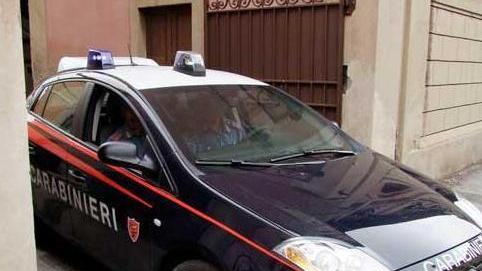 Sfonda la porta a forza di calci Lite risolta dai carabinieri