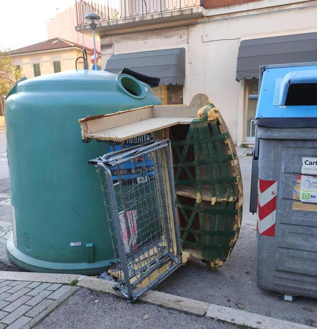 Via Pacinotti, divano letto più accessori abbandonati 