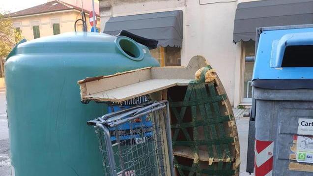 Via Pacinotti, divano letto più accessori abbandonati