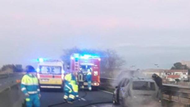 Auto in fiamme sulla Variante lunghe file ma nessun ferito